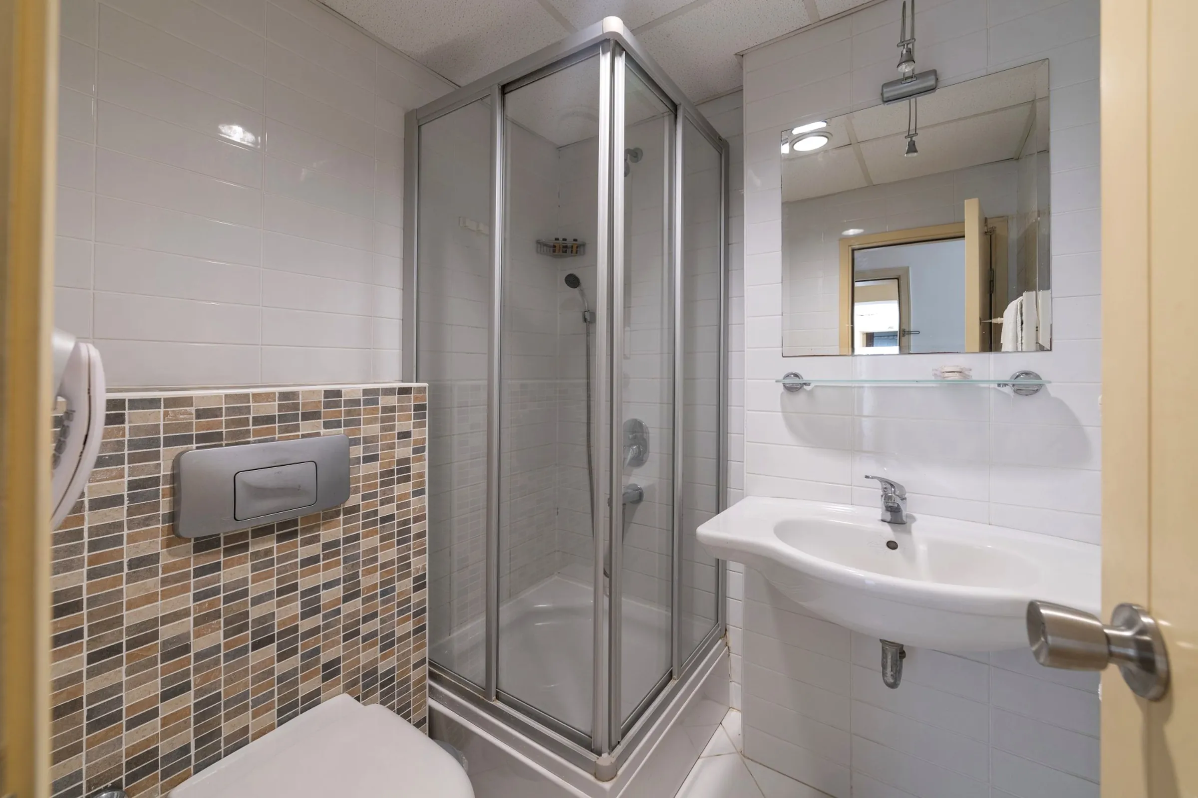 Odalardaki duşakabinli banyo ve lavabo