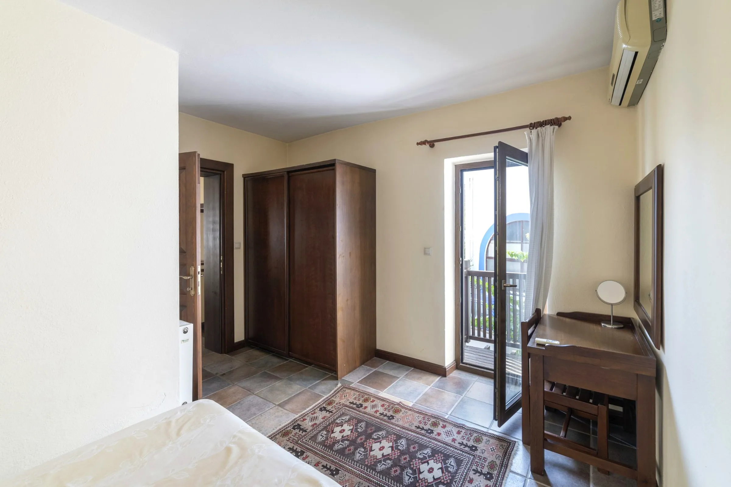 Standart odada gardırop ve çalışma masası